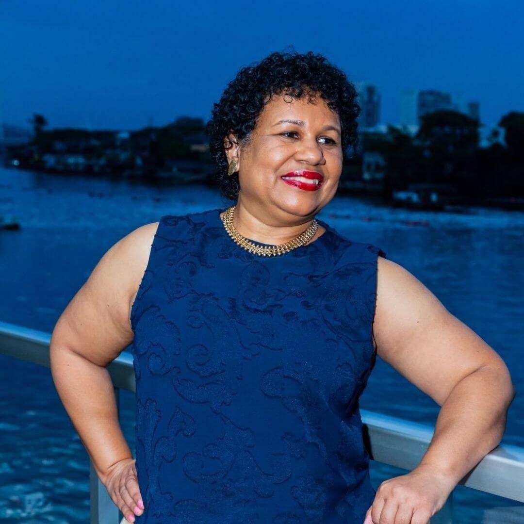 Retrato profissional de Silvia Rodrigues de Andrade, fundadora da Processo Digital e especialista em processos digitais acadêmicos, sorrindo em ambiente de escritório.